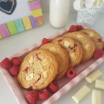 Galletas tipo subway con chocolate blanco y frambuesas